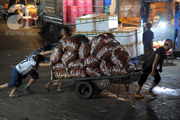 Chợ Long Biên sắp đóng cửa, hàng ngàn người lo lắng.